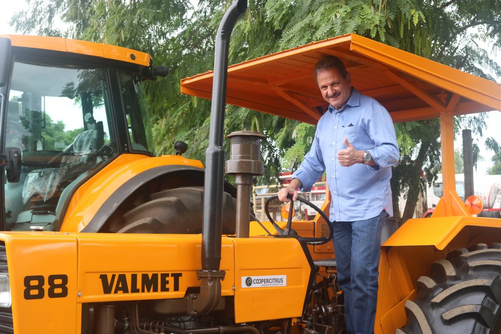 A Coopercitrus realizou a restauração de um trator Valmet 1988, prolongando sua vida útil e mantendo-o operacional para trabalhar nas atividades agrícolas.